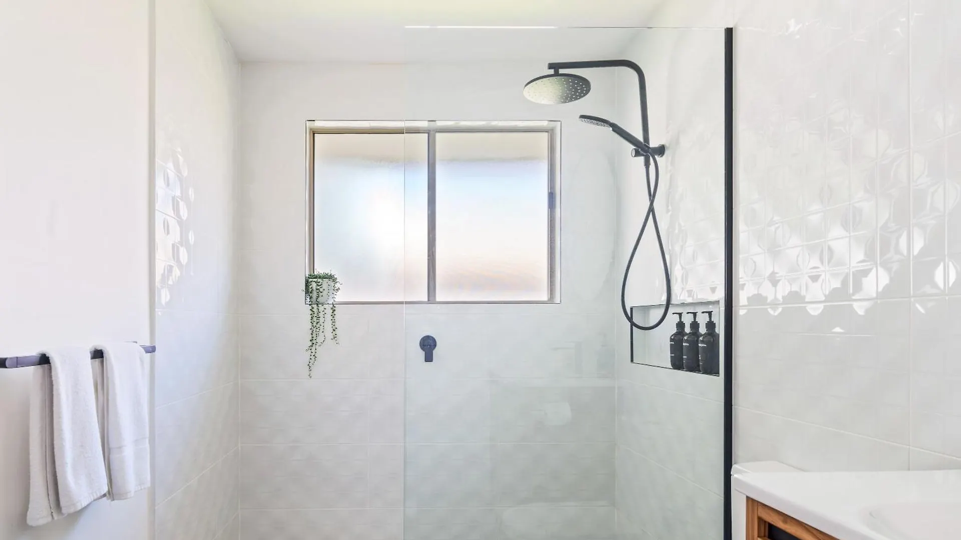 Sandy Dunes Retreat Pet-Friendly Wurtulla Home Kawana Waters